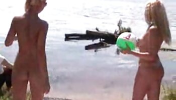 Des copines chaudes sucent porno italien complet et baisent un homme heureux en POV