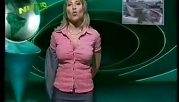 3 filles clignotent des mature porno française seins et se font baiser pour de l'argent