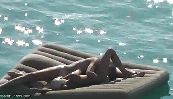 Une adolescente aventureuse s'amuse avec video porno en francai son petit ami excité