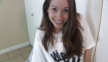 Femme au foyer sans soutien-gorge porno français public partie 1