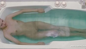 Séance lesbienne de Cassandra Nix et Veruca James sur le sexe mere et fils francais canapé