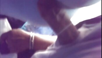 MILF montre volontiers scenario francais porno ses compétences sexuelles au livreur