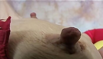 Une mignonne anglaise porno innocente veut se faire étirer le cul