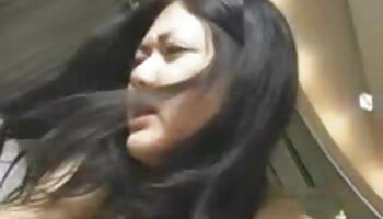 Une brune à lunettes goûte le porno avec femme fontaine sperme après une baise active