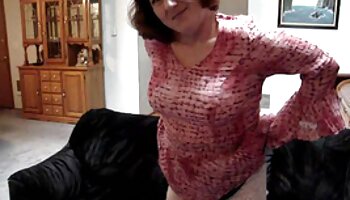 Un homme vient flirter porno vieille française avec la copine de sa belle-mère