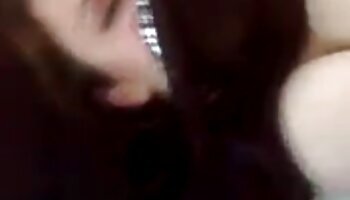 Une gymnaste adolescente nue affiche un exercice porno française cougar érotique