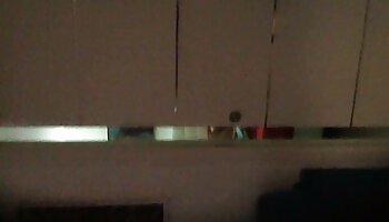 Une voleuse film porno américain lesbienne extrêmement chaude essaie une bite et se fait cogner le vagin par le propriétaire du prêteur sur gages