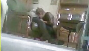 Après les cours, un gros porno francais bi garçon encule une petite amie maigre chez lui