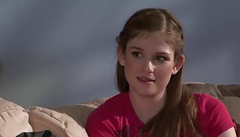 La douce adolescente Lucy Tyler est ravie de sucer une énorme porno français mature bite de mecs en gorge profonde